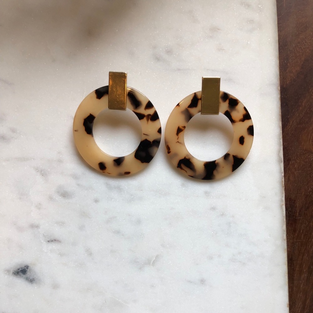 NWOT! The Camilla Resin Hoop Earring - Picture 3 of 8
